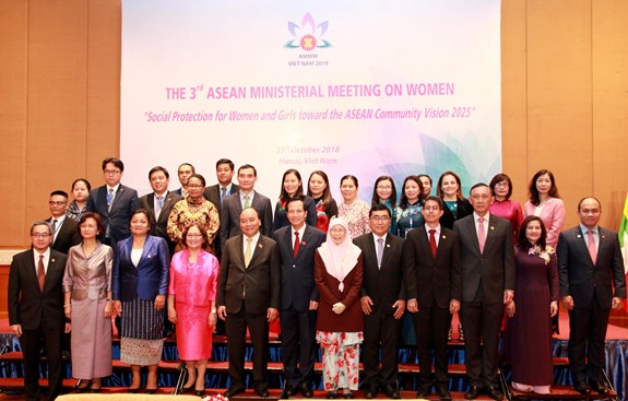 Thủ tướng Nguyễn Xuân Phúc cùng các đại biểu dự Hội nghị Bộ trưởng Phụ nữ ASEAN lần thứ 3. Ảnh: CÙ HƯƠNG.